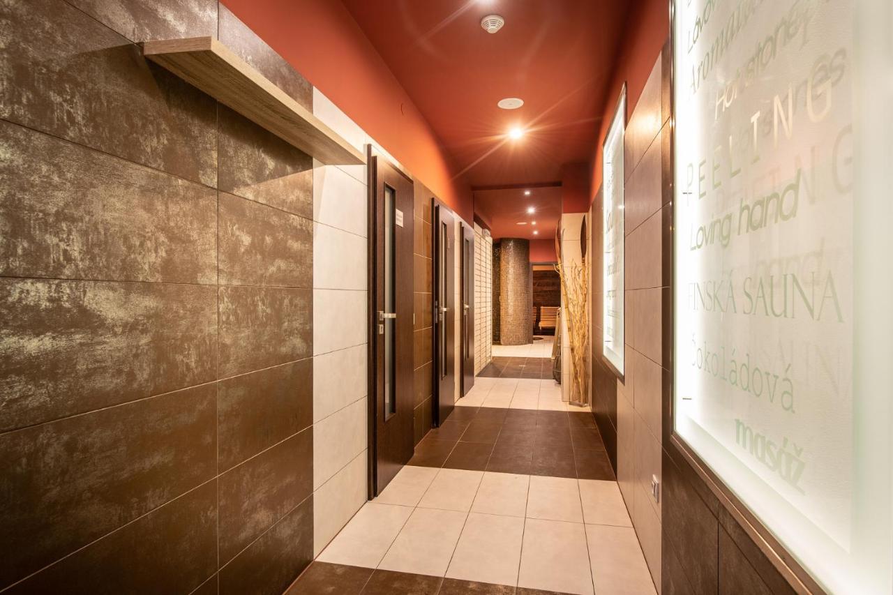 Wine & Wellness Hotel Besedni Dum Вальтице Экстерьер фото
