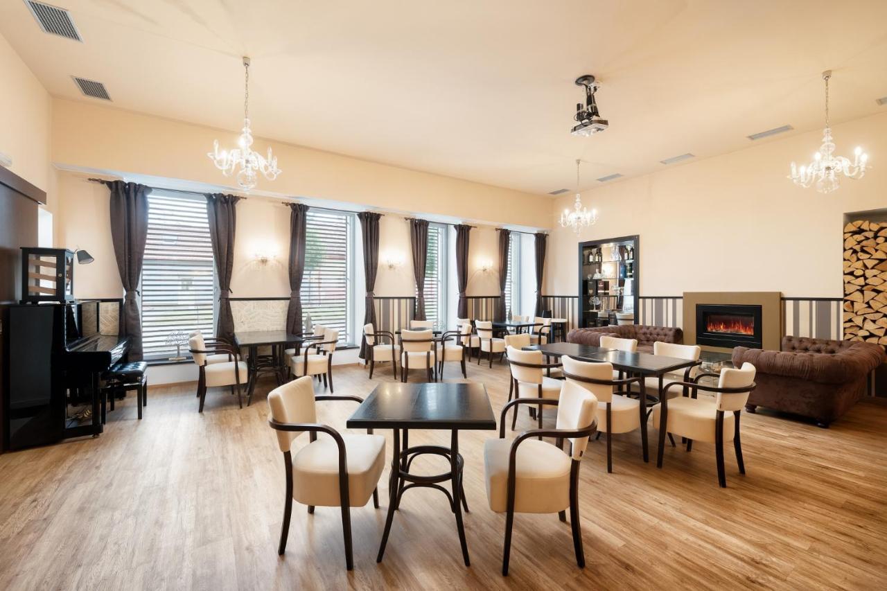 Wine & Wellness Hotel Besedni Dum Вальтице Экстерьер фото