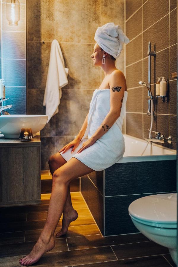 Wine & Wellness Hotel Besedni Dum Вальтице Экстерьер фото