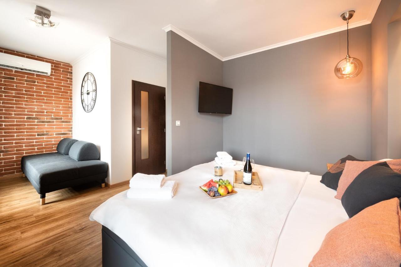 Wine & Wellness Hotel Besedni Dum Вальтице Экстерьер фото