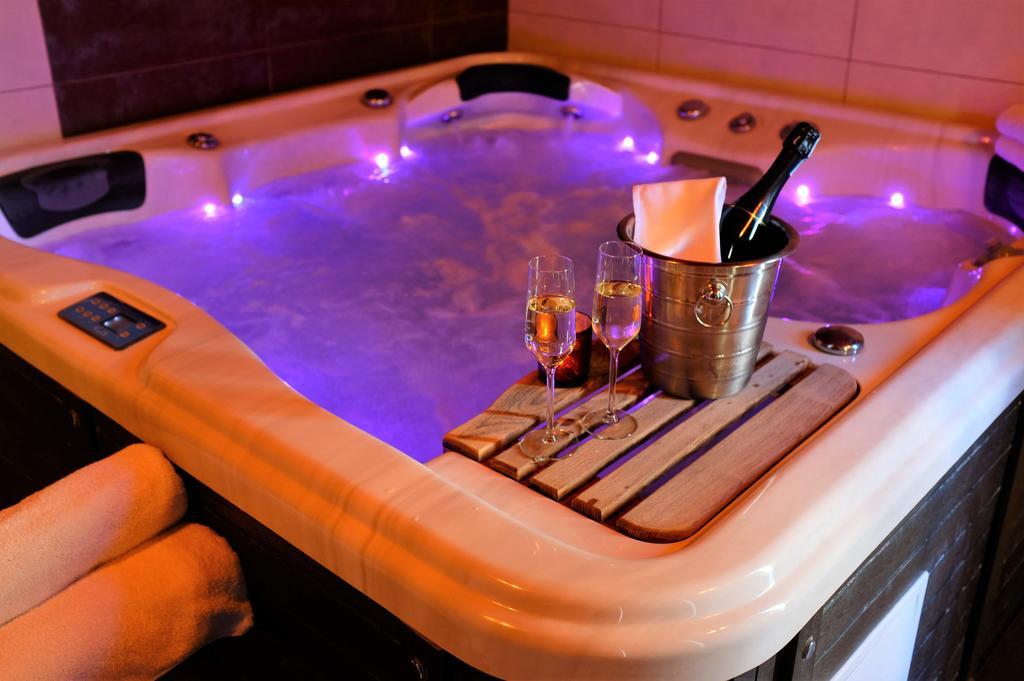 Wine & Wellness Hotel Besedni Dum Вальтице Экстерьер фото