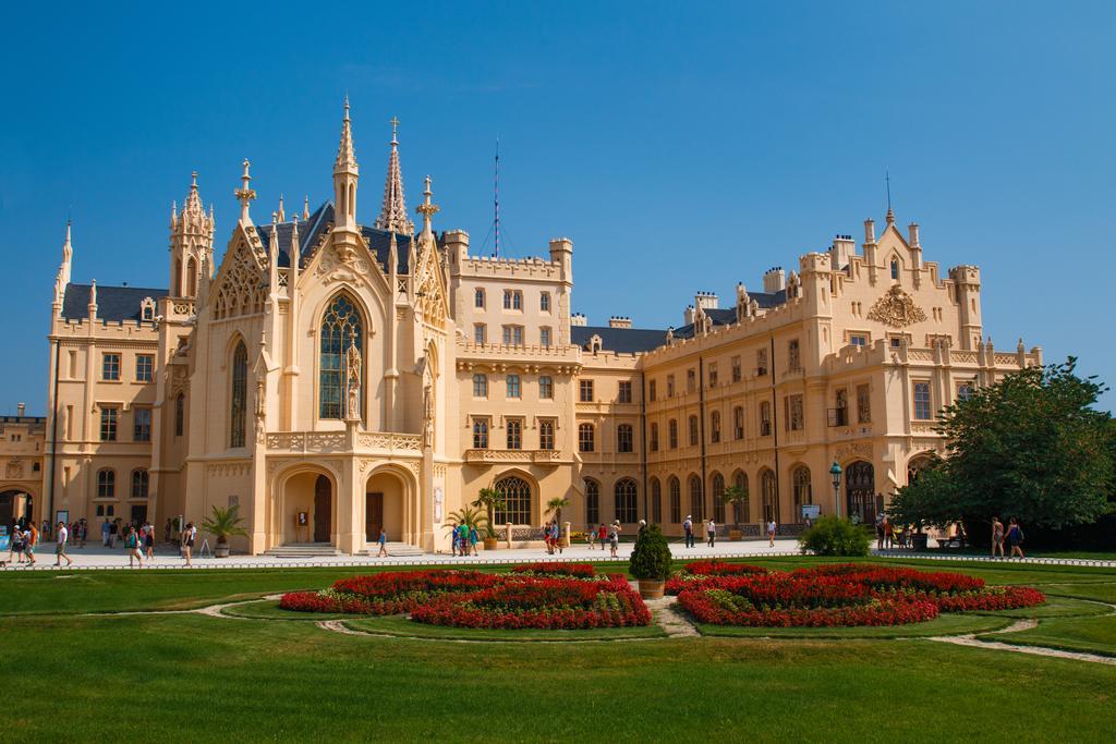 Wine & Wellness Hotel Besedni Dum Вальтице Экстерьер фото